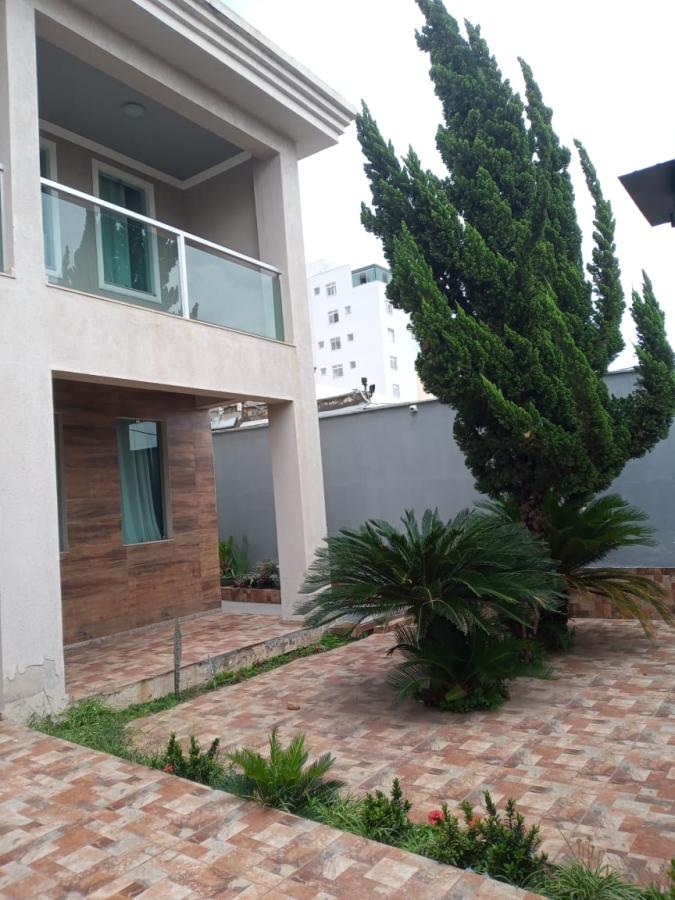 Casa à venda com 5 quartos, 240m² - Foto 2